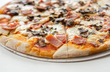 Jambon, mantar ve mozzarella ile taze pişmiş büyük pizza. 