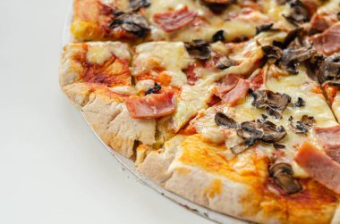 Jambon, mantar ve mozzarella ile taze pişmiş büyük pizza. 