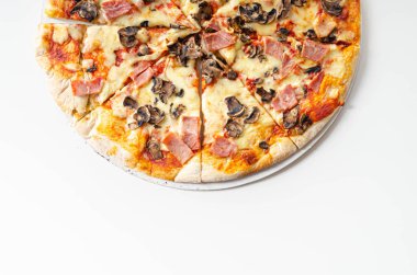 Jambon, mantar ve mozzarella ile taze pişmiş büyük pizza. 