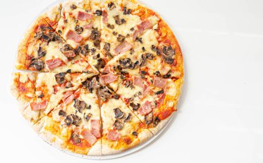 Jambon, mantar ve mozzarella ile taze pişmiş büyük pizza. 