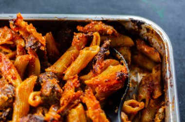 Domatesli makarna ve fesleğen soslu İngiliz domuzu ve...