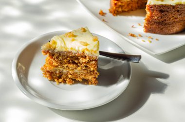 Krem peynirli tereyağlı havuçlu kek. 