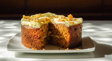 Krem peynirli tereyağlı havuçlu kek. 