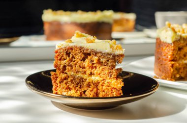 Krem peynirli tereyağlı havuçlu kek. 