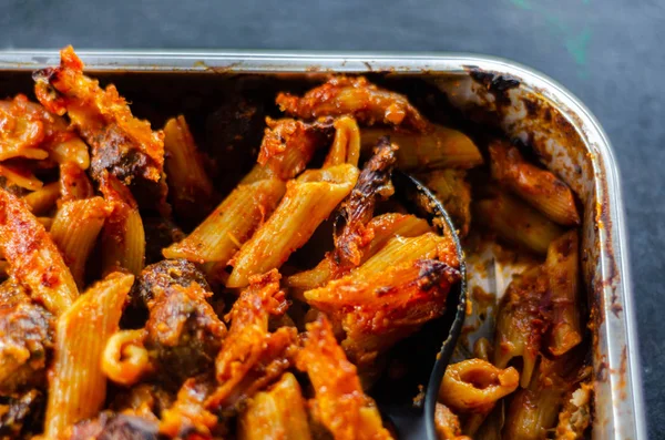 Domatesli makarna ve fesleğen soslu İngiliz domuzu ve...