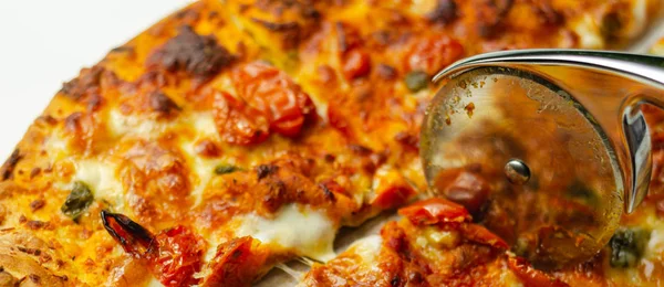 Cutting famous Neapolitan pizza based on buffalo mozzarella and — Stock Photo, Image