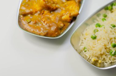 Hafif baharatlı hindistan cevizli körili tavuk göğsü parçaları.