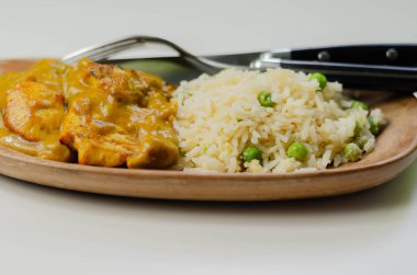 Hafif baharatlı hindistan cevizli körili tavuk göğsü parçaları.