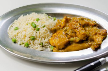 Hafif baharatlı hindistan cevizli körili tavuk göğsü parçaları.