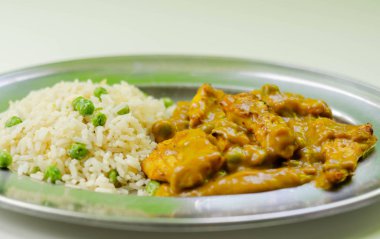 Hafif baharatlı hindistan cevizli körili tavuk göğsü parçaları.