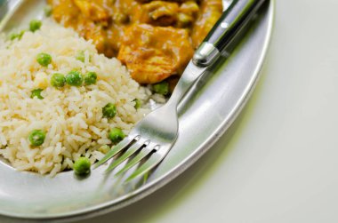 Hafif baharatlı hindistan cevizli körili tavuk göğsü parçaları.