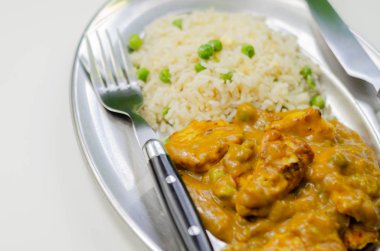 Hafif baharatlı hindistan cevizli körili tavuk göğsü parçaları.