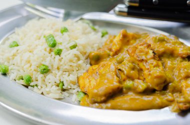 Hafif baharatlı hindistan cevizli körili tavuk göğsü parçaları.