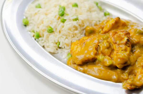 Roasted chicken breast pieces in a mildly spiced coconut curry s — Stock Photo, Image