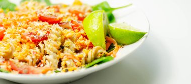 Kırmızı biberli kırmızı biberli tavuk ve buğdaylı kişniş.