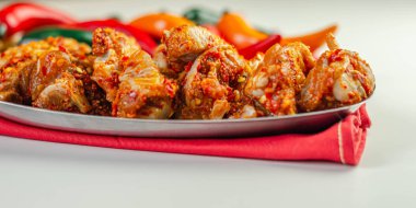 Sirracha salamurasında çiğ ve taze tavuk kanadı.