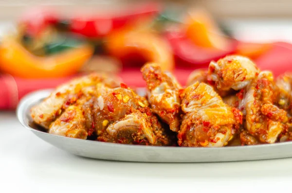 Sayap ayam mentah dan segar dalam bumbu siriracha — Stok Foto