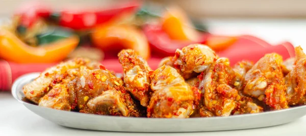 Rohe und frische Chicken Wings in einer Sirracha-Marinade — Stockfoto