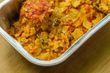 Acı biber ve peynir soslu tavuk göğsü fileto, Çedar ve acı biber ezilmiş nacho kırıntısı ve rendelenmiş peynir, Meksika yemeği.