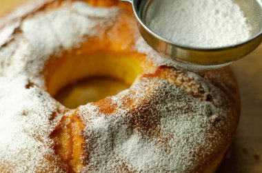 Madeira halka ekmek pastası. Süzgeçten alınan pudra şekerle süslenmiş, geleneksel bir pasta.