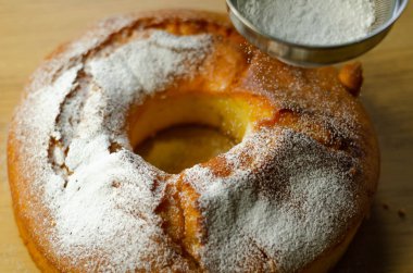 Madeira halka ekmek pastası. Süzgeçten alınan pudra şekerle süslenmiş, geleneksel bir pasta.