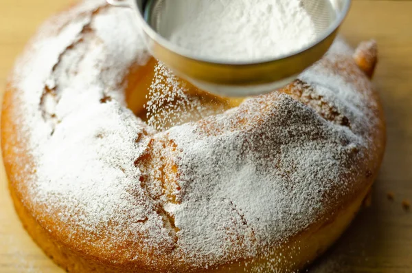 Tort Pâine Inel Madeira Decorat Zahăr Pudră Dintr Tulpină Tort — Fotografie, imagine de stoc