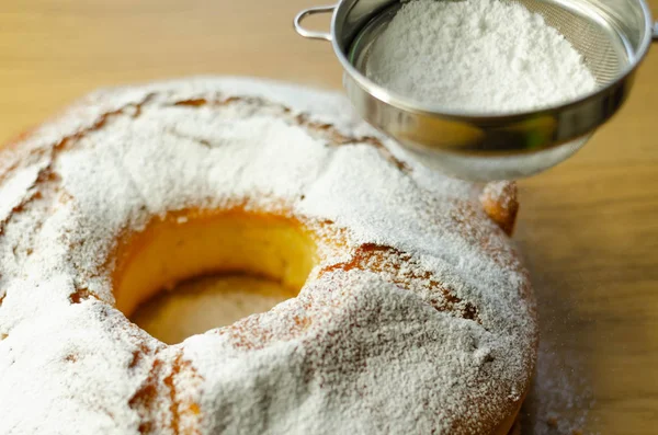 Madeira环形面包蛋糕 用过滤机的糖粉装饰 传统的蛋糕 — 图库照片