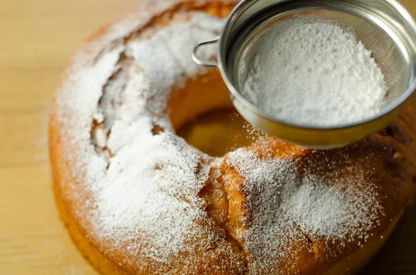 Madeira环形面包蛋糕 用过滤机的糖粉装饰 传统的蛋糕 — 图库照片
