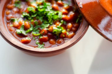 Seramik tabakta bol bol pişmiş fasulye, sağlıklı ve besleyici bir yemek, ev yapımı.