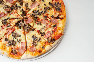 Geleneksel hamurlu, jambonlu, mantarlı ve mozzarellalı taze pişmiş büyük pizza, tipik İtalyan yemeği.