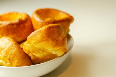 Geleneksel İngiliz Yorkshire pudingi, geleneksel bir yemek tarifi için harika çıtır çıtır ve altın pişmiş, yanında da mükemmel bir pazar rostosu ve İngiliz yemeği.