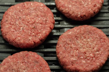 Baharatlı sığır burger, bir tutam tuz ve ızgarada karabiber.