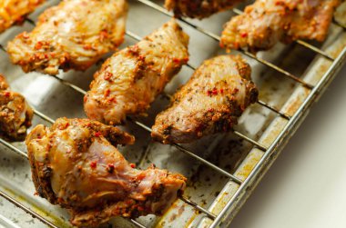 Çiğ tavuk kanadı ve rendang stili biber ve ızgara tepsisinde sarımsak, Asya yemeği.