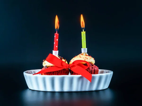 Γλυκά Πολύχρωμα Mini Cupcakes Αναμμένα Κεριά Γιορτή Μιας Σημαντικής Ημέρας — Φωτογραφία Αρχείου