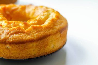 Beyaz arka planda süslenmiş taze madeira yüzük ekmek keki, geleneksel pasta.