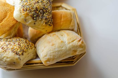 Hasır tepside servis edilen çeşitli ekmekler, lezzetli ve taze ekmekler, sabah yemekleri.