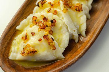 Kızarmış soğan, geleneksel Polonya, Rus ve Ukrayna mutfağı serpiştirilmiş hamur tatlısı, lezzetli