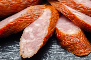 Geleneksel Polonya sosisi dilimlere bölünmüş, Doğu Avrupa 'dan tipik şarküteri ürünü, et yemeği.