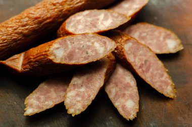 Geleneksel Polonya sosisi dilimlere bölünmüş, Doğu Avrupa 'dan tipik şarküteri ürünü, et yemeği.