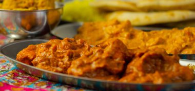 Tavuk Madras ve Tavuk Tikka Masala ile Pilau Rice, Naan Ekmekleri ve geleneksel Hint yemeği olan soğan Bhajis.