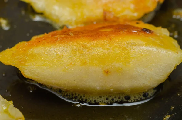 Ev yapımı tereyağlı mantı, geleneksel Doğu Avrupa yemeği.