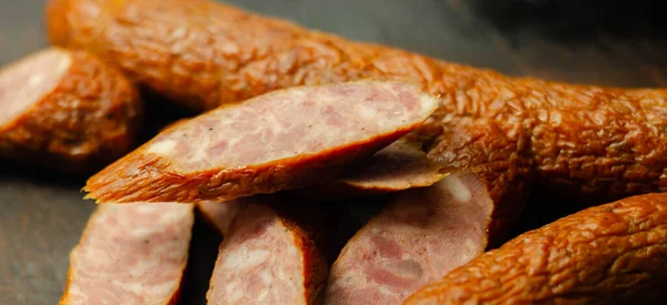 Tradycyjna Polska Kiełbasa Pokrojona Plasterki Typowy Produkt Delikatesowy Europy Wschodniej — Zdjęcie stockowe