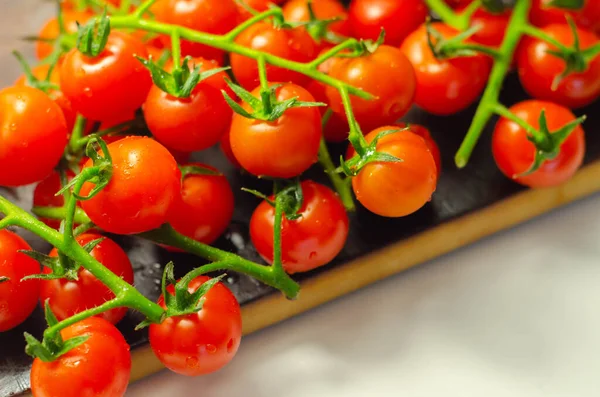 Recouvert Gouttes Eau Tomates Fraîches Avec Des Branches Sur Bois — Photo