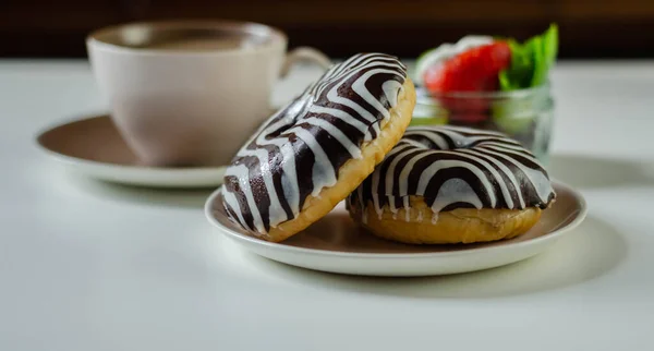 Beignet Avec Garniture Chocolat Garni Glaçage Blanc Noir Beignet Nommé — Photo