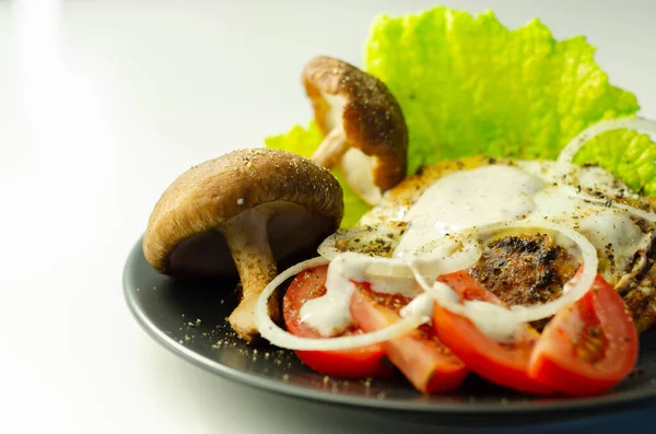 Porção Frita Gamão Servido Com Ovo Alface Fresca Tomate Cebola — Fotografia de Stock