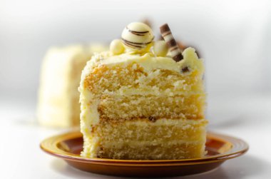 Bir parça katmanlı beyaz kremalı pasta, şekerleme süslemeleri, kutlama için tatlı.