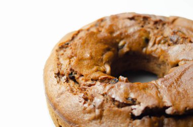 Beyaz arka planda taze yapılmış meyveli kek.,