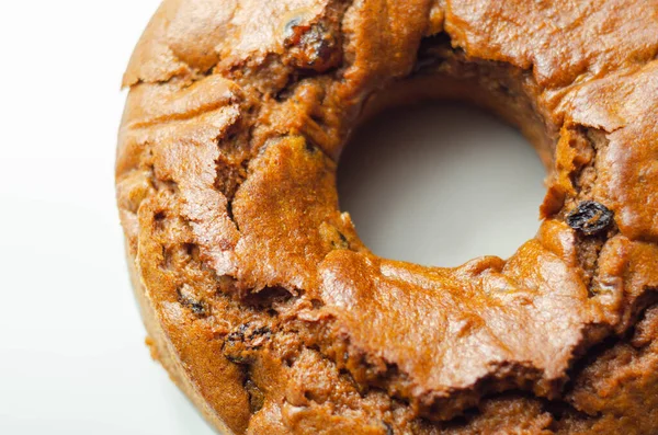 Vers Gemaakt Gekruid Fruit Ring Brood Cake Witte Achtergrond — Stockfoto