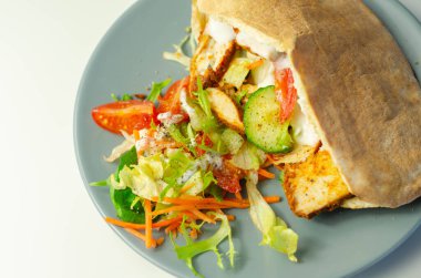 Baharatlı tavuk, salatalık, domates, salata ve mayonez sosuyla hazırlanmış Akdeniz usulü pitta