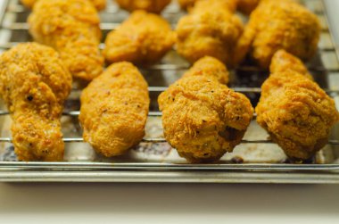 Güney çıtır çıtır kızarmış tavuk kanatları, metal tepside kızarmış tavuk kanatları, fast food.